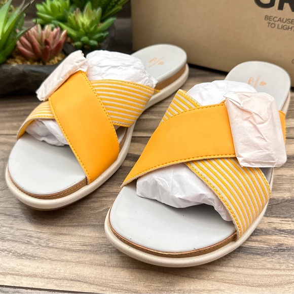 NIB Clarks Cloudsteppers 8W Wide Eliza April Comfort Slide Sandal Yellow - Picture 8 of 15